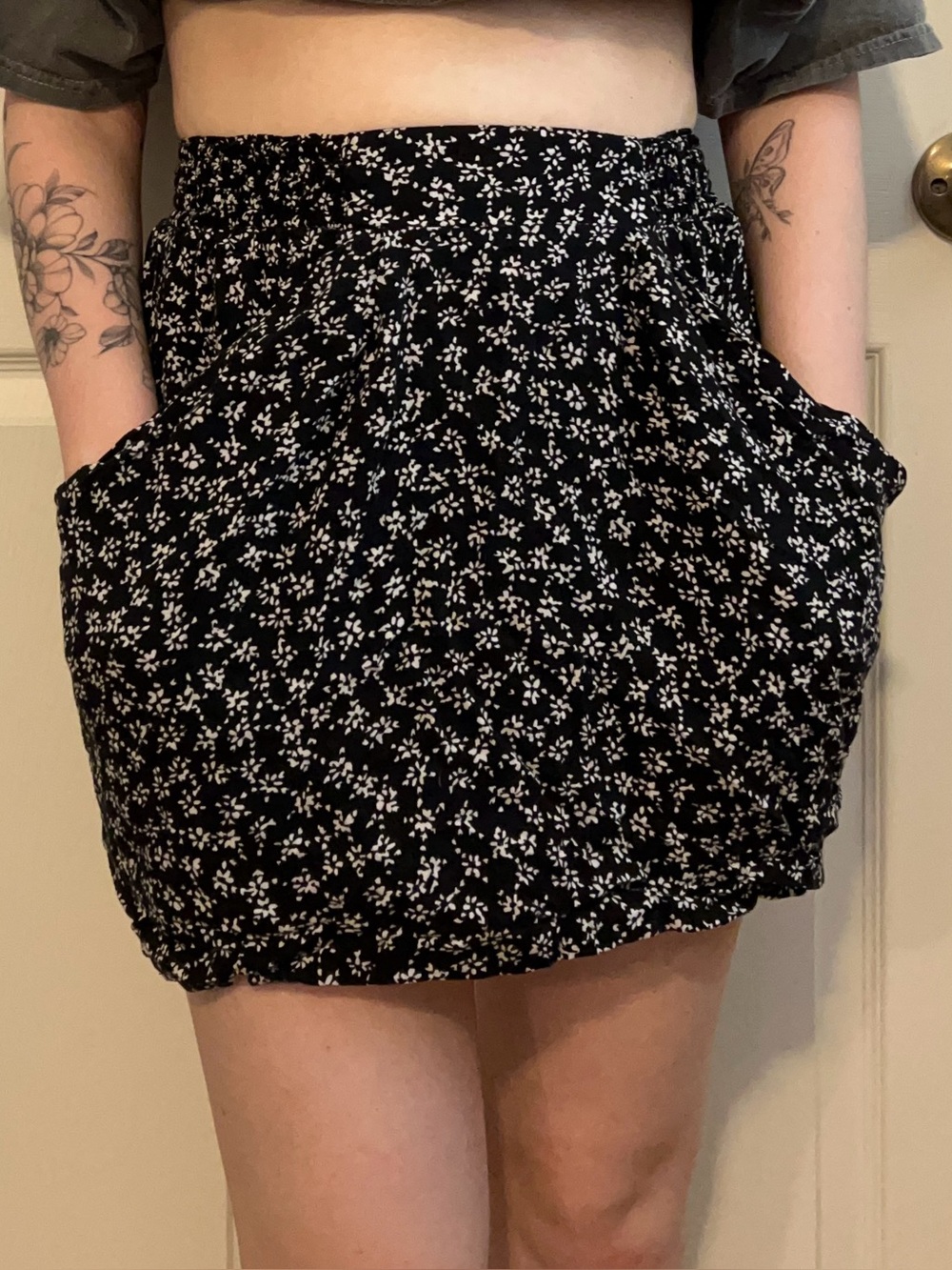Divided by H&M Black and White Floral Elastic Mini Skirt with Pockets Size 4